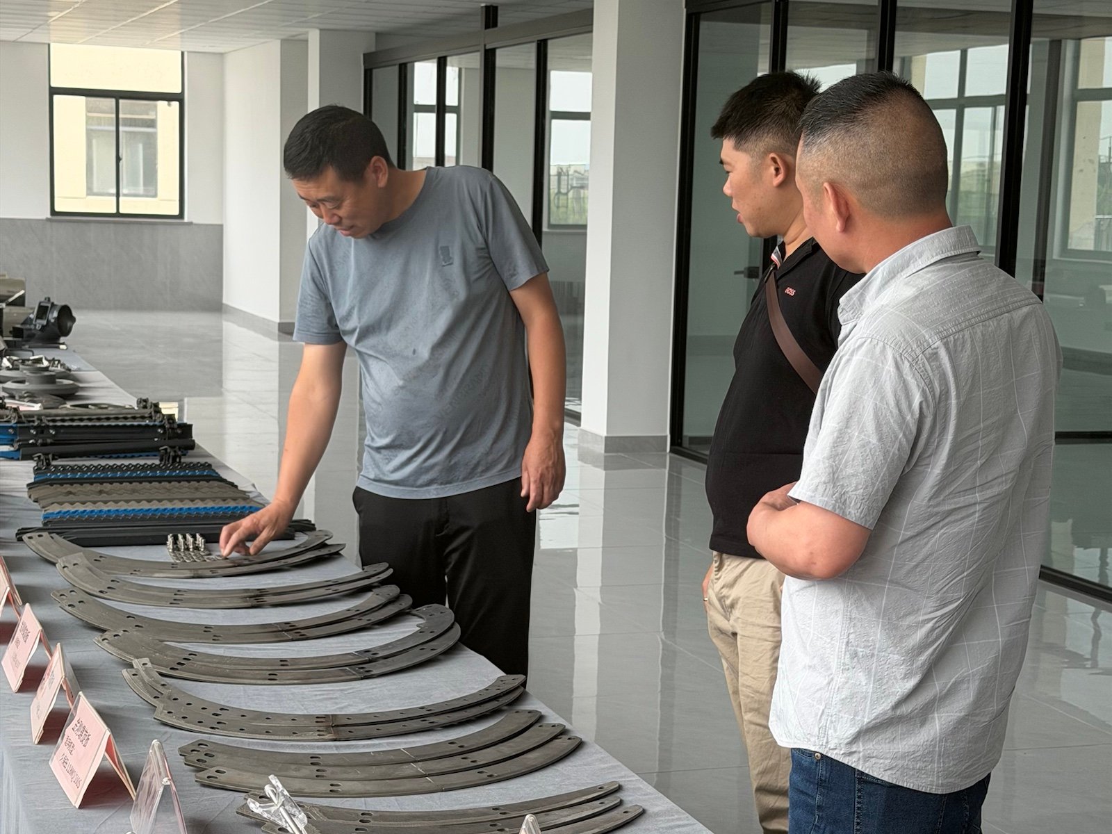 Chairman Zhang Zhengyang customer meeting