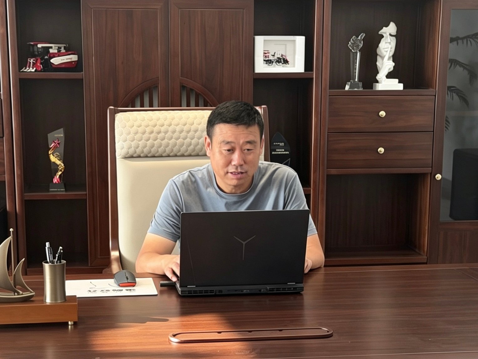 Chairman Zhang Zhengyang introducing sample parts to visitors