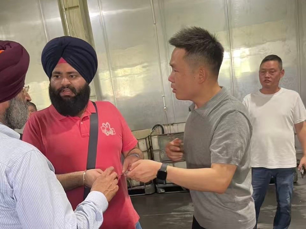 Kevin Chou receiving Indian customers in workshop