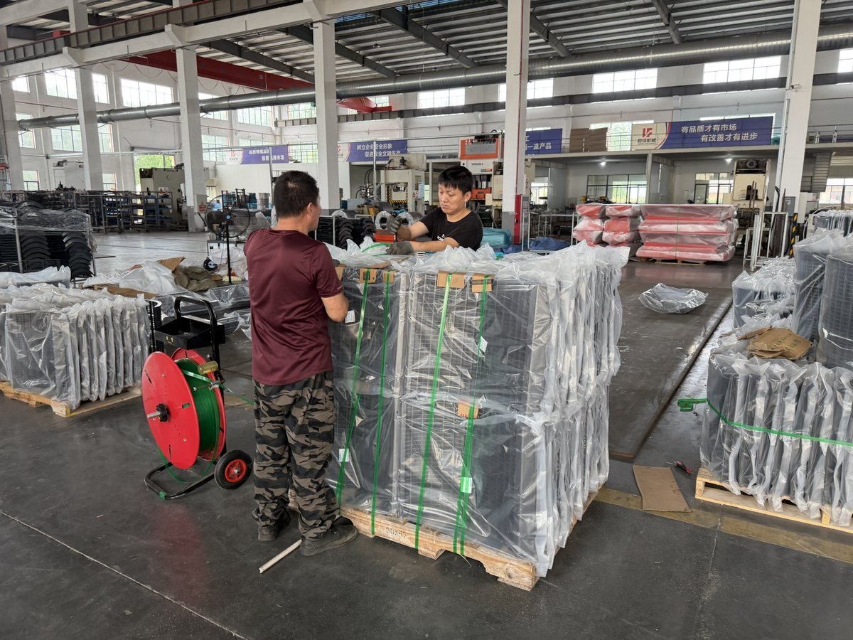 Pallet wrapping for combine harvester parts shipment