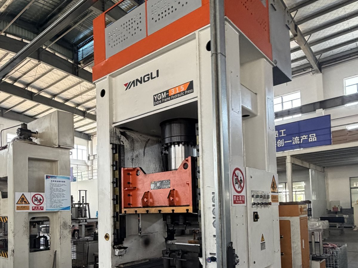 Press machine workshop for agricultural machinery parts